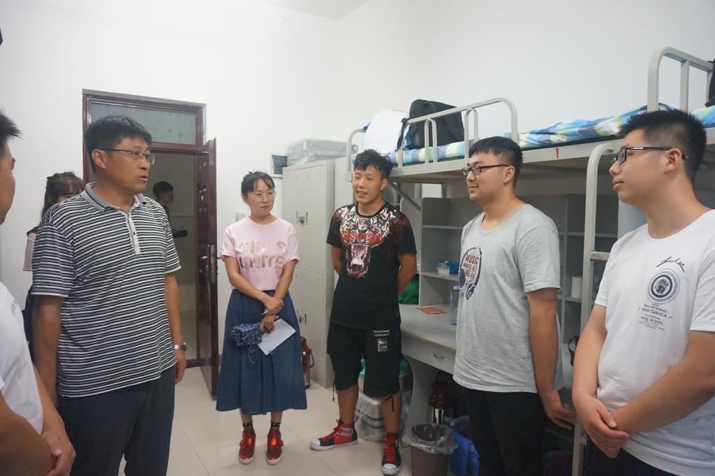 李岩副院长与赵倚墨老师与同学们亲切交谈