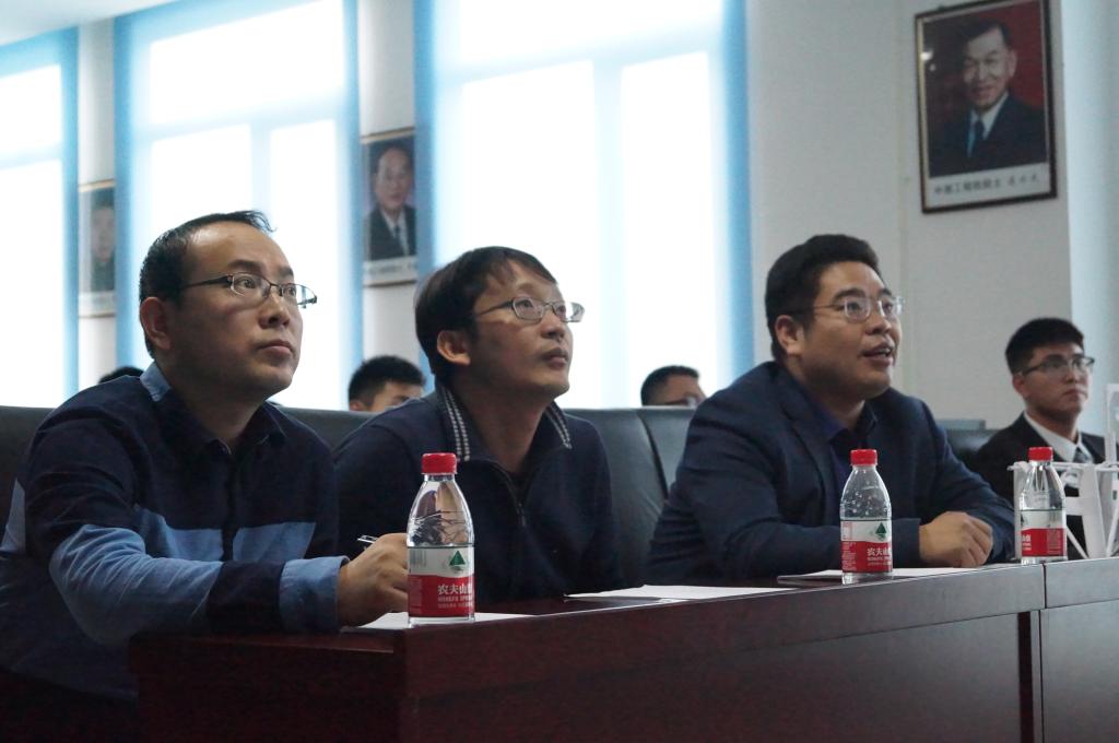 李龙海老师、权龙哲老师、杨森森老师认真聆听参赛学生讲解作品